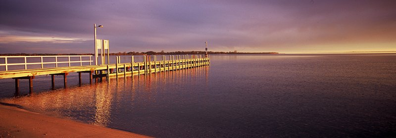 metung-lakepier-gold-1000.jpg