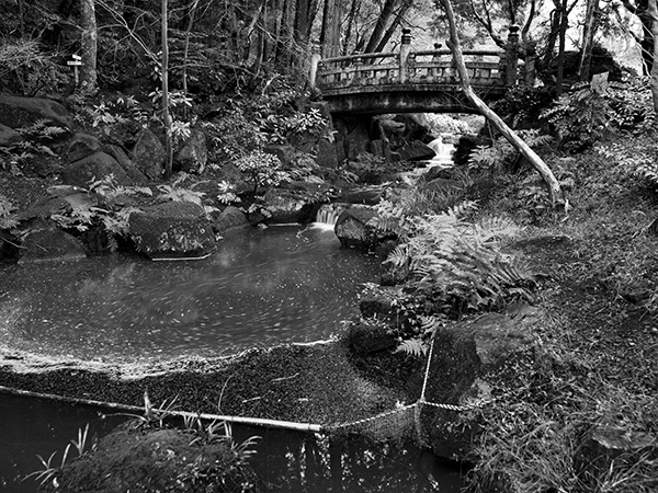 Narita Temple stone bridge.jpg